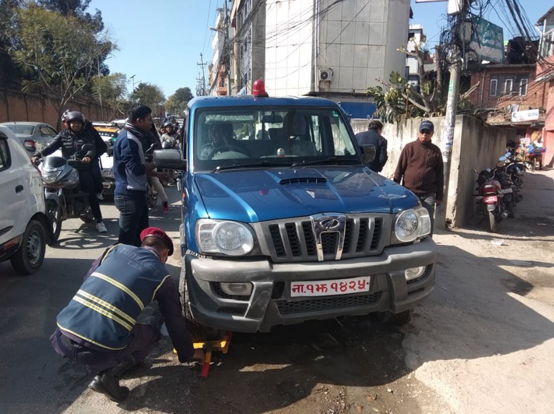 प्रहरीकै गाडीमा ट्राफिक प्रहरीले लगाइदियो ह्विल लक