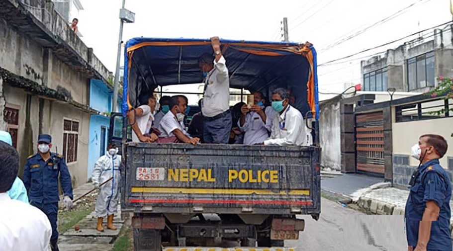 कोरोनाको डरले काम गर्न नमान्ने २५ स्वास्थ्यकर्मी पक्राउ