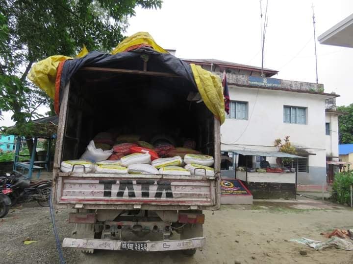 अवैध सामान बोकेको ट्रकसहित तीन जना पक्राउ