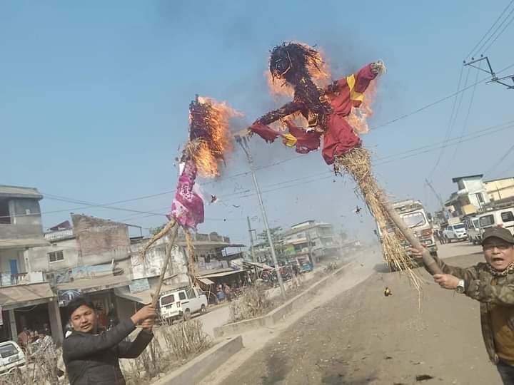 दक्षिण झापामां प्रधानमंत्री ओली र राष्ट्रपति भंडारीको पुत्ला दहन