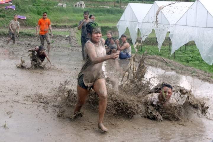 झापामा हिले दौड प्रथम हुनेलाई स्प्रे ट्याङ्की