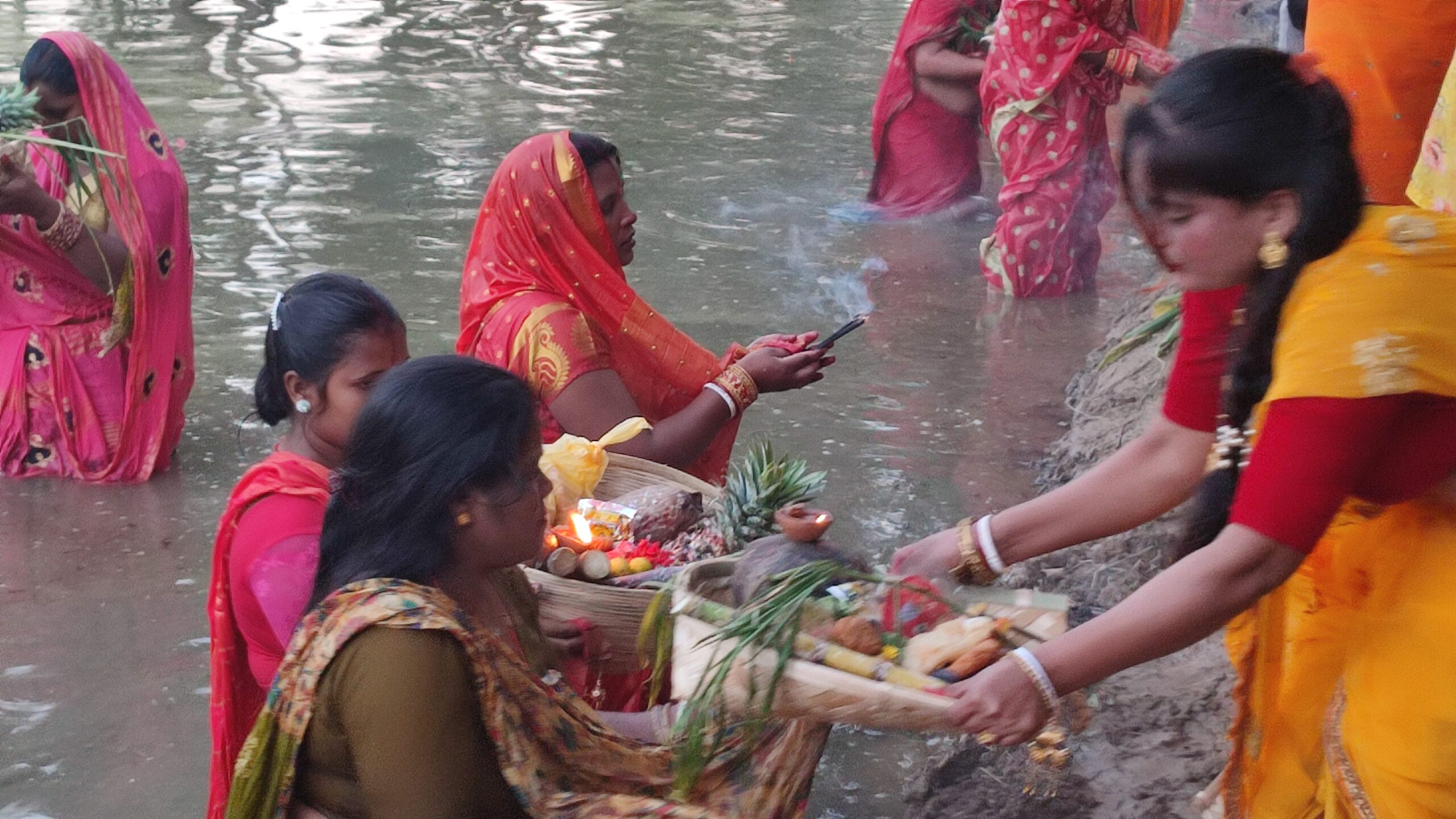 पाथीभरा पर्यटकीय क्षेत्रमा अस्ताउदो सुर्यलाई अर्गदिदै  छठपुजा ( फोटोफिचर ) 