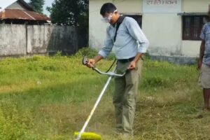 हल्दीवारी २ ले  सडक छेउछाउमा मापदण्ड विपरीत लगाइएको  बोटबिरुवा तथा बालीनाली हटाउदै 