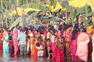 बिहान उदाउँदो सूर्यलाई अघ्र्य दिँदै छठ पर्व सम्पन्न