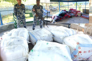 कचनकवलबाट अवैध भन्सार छली ल्याएको १२ लाख मुल्यको लत्ताकपडा बरामद