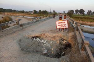 हडिया पुलमा भ्वाङ पर्दा जोखिम मोलेरै यात्रा