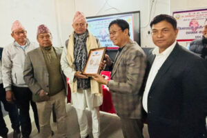 हल्दिवारीमा जगत व + नरमाया वन स्मृति प्रतिष्ठानद्वारा पूर्व प्रधानाध्यापक ओम मिश्र सम्मानित