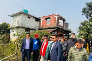 झापामा बुबाको जलेको घर हेरेर फर्किए ओली