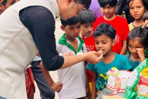 हल्दिबारी जेसीजद्वारा तारा नमस्ते बालग्राममा खाद्यान्न वितरण