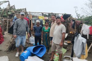 हल्दीबारीमा हावाहुरीपीडित ११ परिवारलाई रेडक्रसको राहत