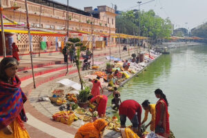 मिथिलाञ्चलमा चैती छठ : आज अस्ताउँदो सूर्यलाई अर्घ्य