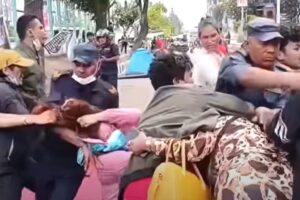 एमाले नेता महेश बस्नेतकी पत्नी अम्बिका र शोभा पाठकबिच सडकमै झडप